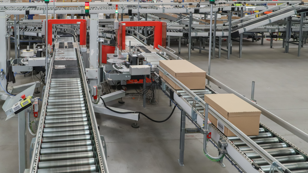 Packing line in a logistics warehouse