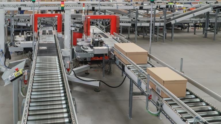 Packing line in a logistics warehouse